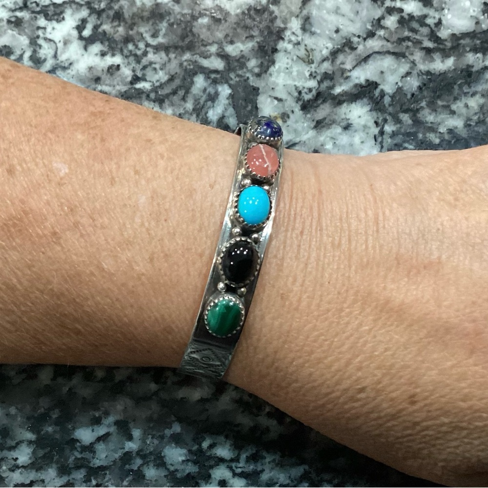 🟢 Vintage Navajo Style Sterling Cuff Bracelet - EUC - Beautiful Stones Sterling - Picture 6 of 16